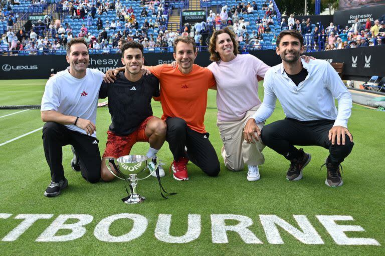 Francisco Cerúndolo, su madre, María Luz, y su equipo de trabajo