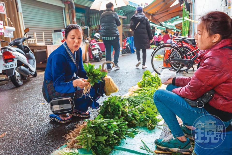 位於平鎮區的忠貞市場，有許多攤販販售滇緬料理所需的食材與香料，謝民嬌（左）每隔幾天就會去補貨。