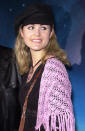 <p>Lors d’une soirée en 2002, Laeticia Hallyday présente un look bohème, casquette Gavroche sur une chevelure toujours aussi longue et blonde, sac en bandoulière et châle rose sur les épaules. Le charme discret opère.<br>Crédits : Getty </p>