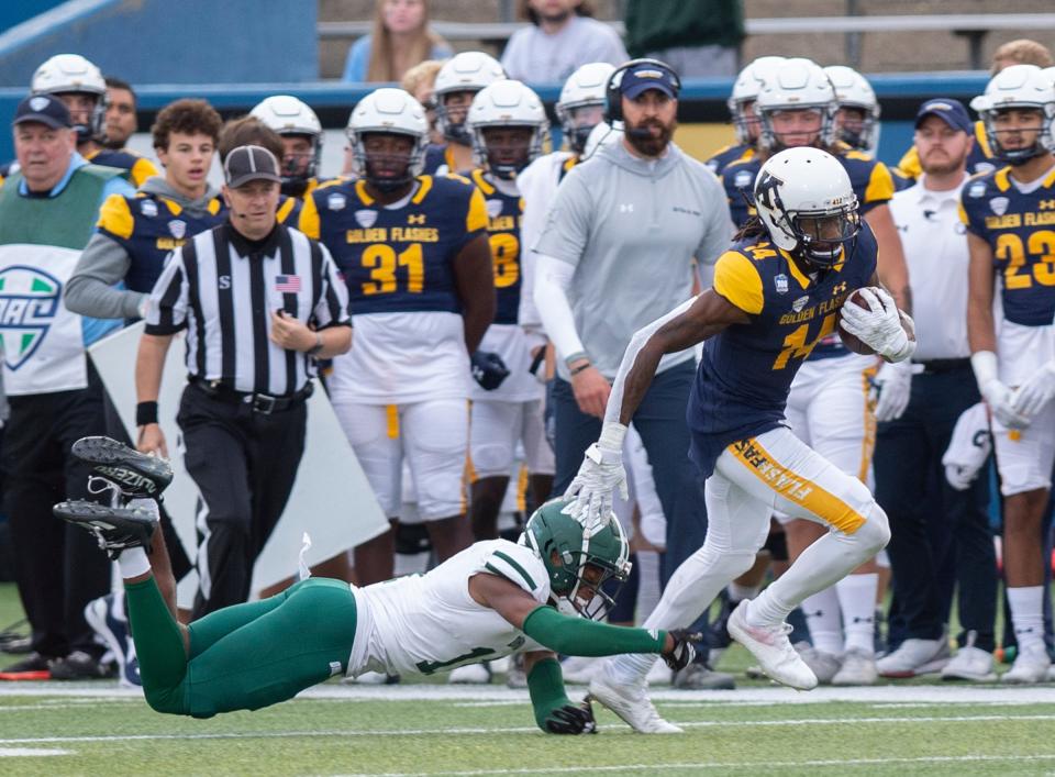 Kent State wide receiver Dante Cephas breaks free from Ohio defender Tariq Drake during Saturday's game at Dix Stadium.