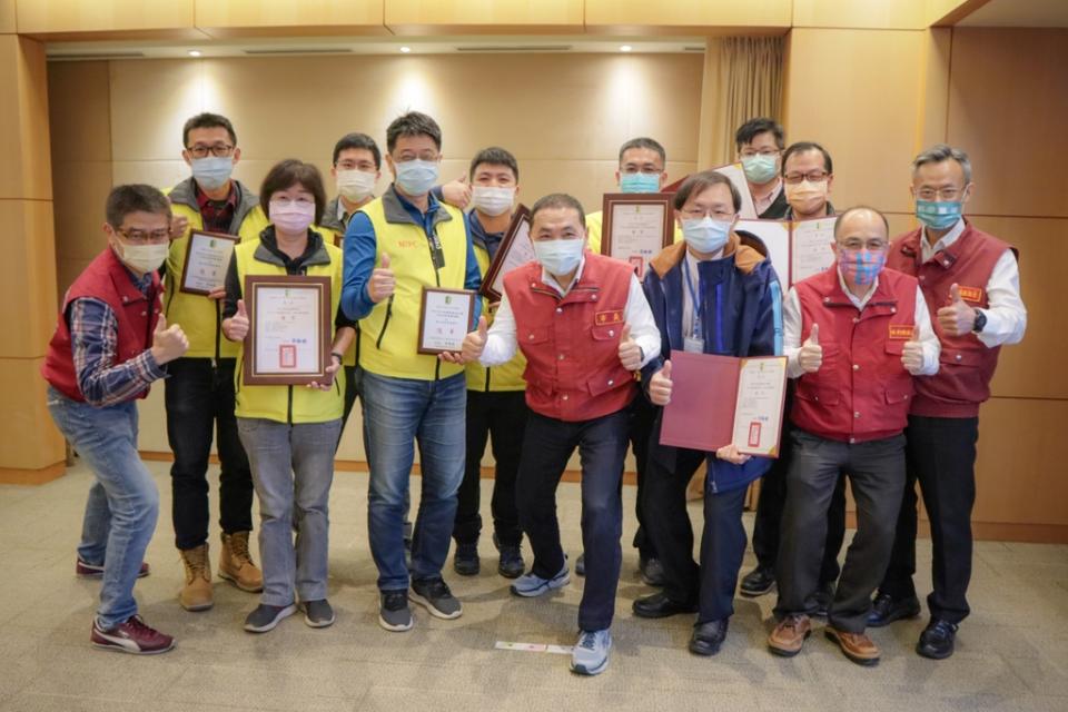 《圖說》新工處施作的五股垃圾山整治專案中央軸帶道路闢建工程榮獲中國土木水利工程學會工程環境與美化獎，今日由工務局長詹榮鋒（前排右一）、新工處副處長鄭立輝（前排右三）及共同獲獎的農業局與水利局將榮耀獻給市府。〈工務局提供〉