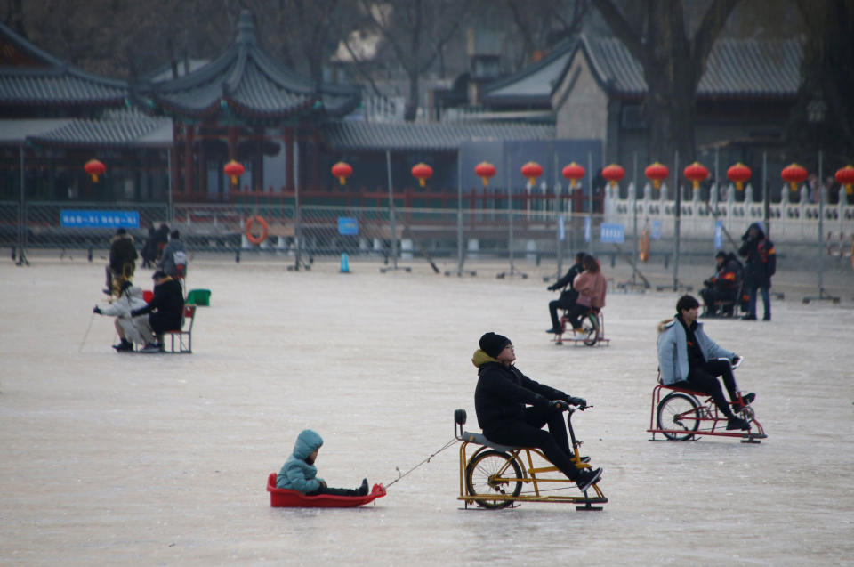 <p>In Peking vergnügen sich einige Leute auf dem zugefrorenen Houhai-See. (Bild: Reuters/Jason Lee) </p>