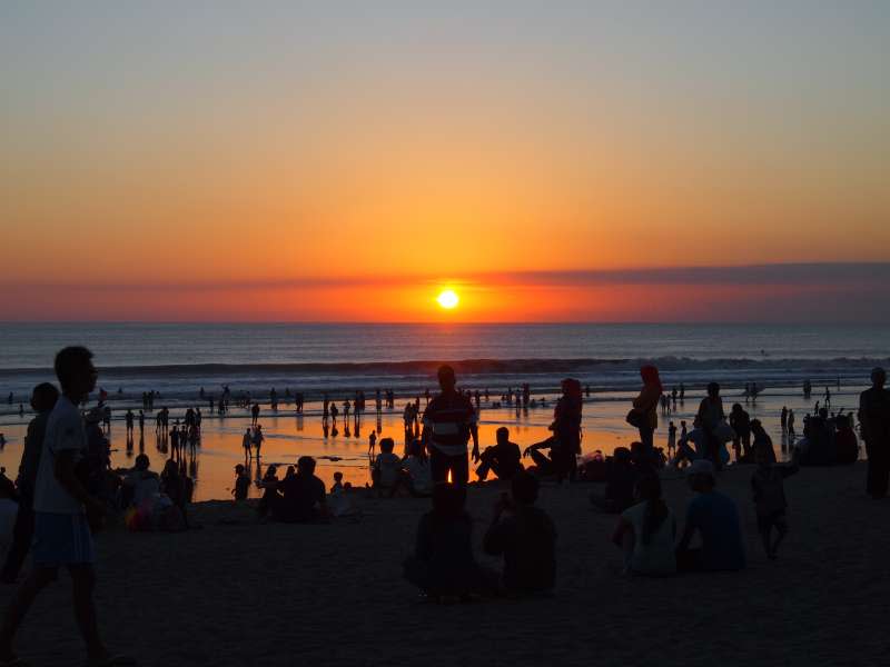 庫塔沙灘（Kuta beach）的夕陽，是峇里島的著名美景之一，吸引無數觀光客駐足。（Roland@Flickr/CC BY-SA 2.0）