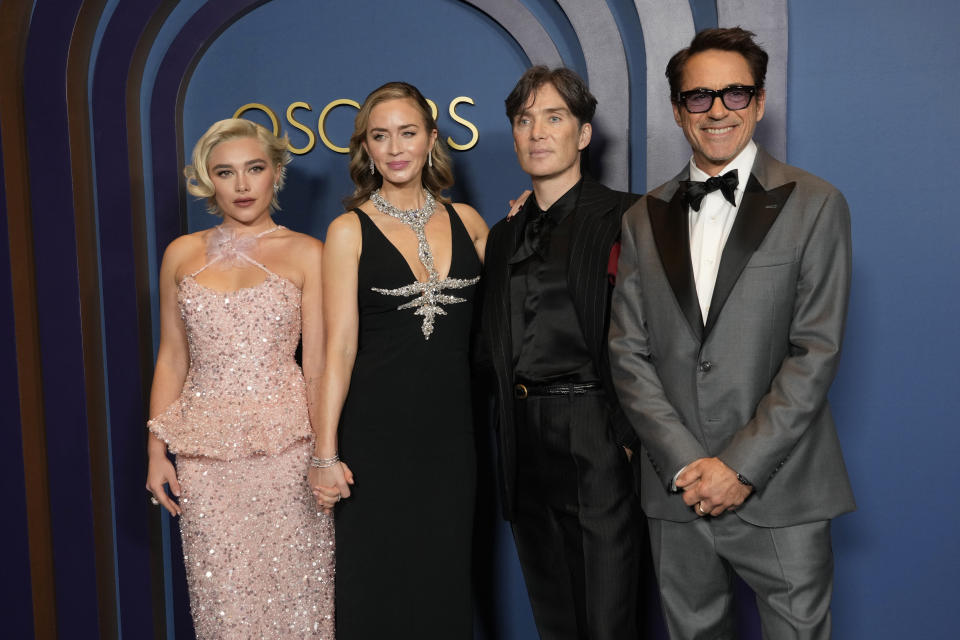 Florence Pugh, de izquierda a derecha, Emily Blunt, Cillian Murphy, y Robert Downey Jr. llegan a los Premios de los Gobernadores el martes 9 de enero de 2024 en el Dolby Ballroom de Los Ángeles. (Foto AP /Chris Pizzello)