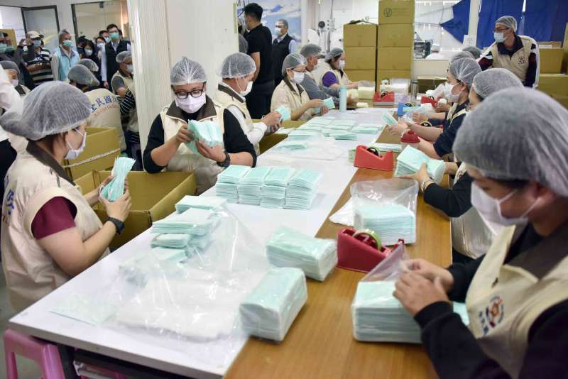 20200212-高雄市長韓國瑜慰問口罩生產工廠。（高雄市政府提供）