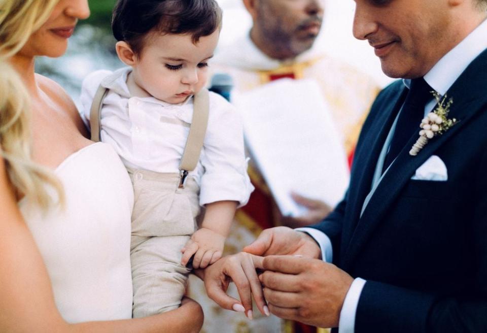 Jordi Cruz y Rebecca Lima con el pequeño Noah