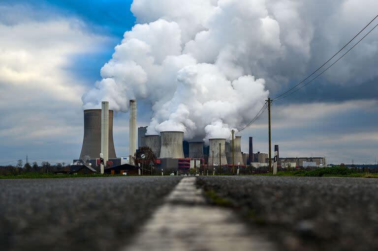 El vapor se eleva desde las torres de refrigeración de la central eléctrica alimentada con lignito operada por el gigante energético alemán RWE en Niederaussem, Alemania occidental. (Photo by INA FASSBENDER / AFP)