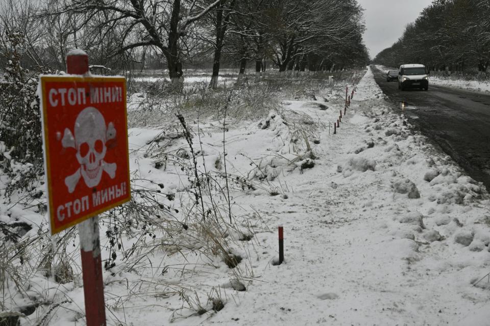 Panneau alertant sur le danger des mines en Ukraine.  - Genya Savilov