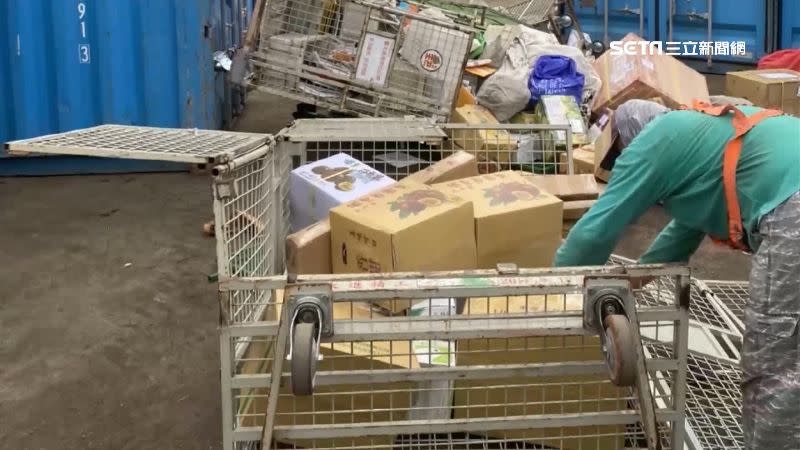郵局經過估算，摔地郵包約80個，包含民生用品以及信件、食品類。