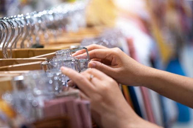 Un cliente buscando ropa en una tienda. Veamos cuántas marcas de ropa conoces. Getty