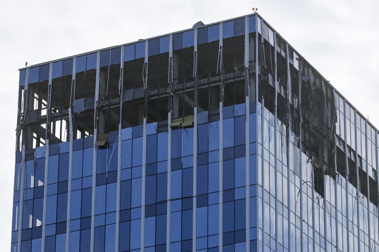 Una vista de un edificio dañado se ve tras el ataque de drones en Moscú, Rusia, el lunes 24 de julio de 2023. (AP Foto)