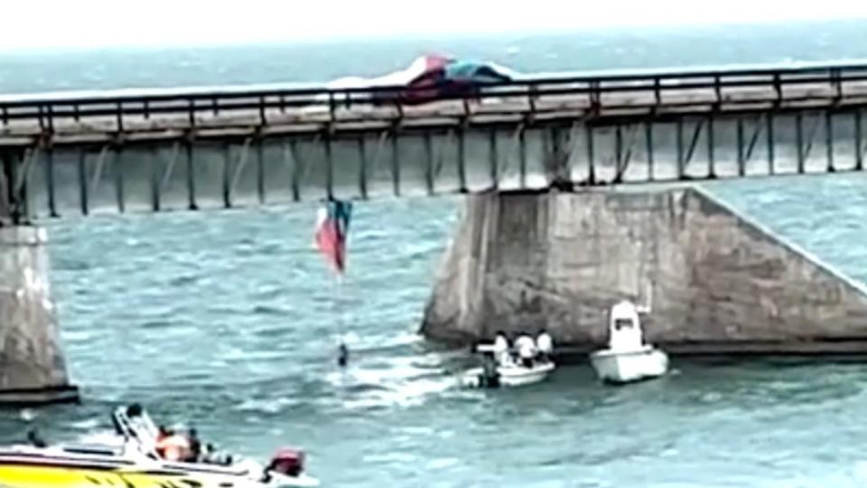 路過民眾拍下滑翔傘卡在橋上的畫面。（圖／翻攝自《邁阿密先驅報》官網）