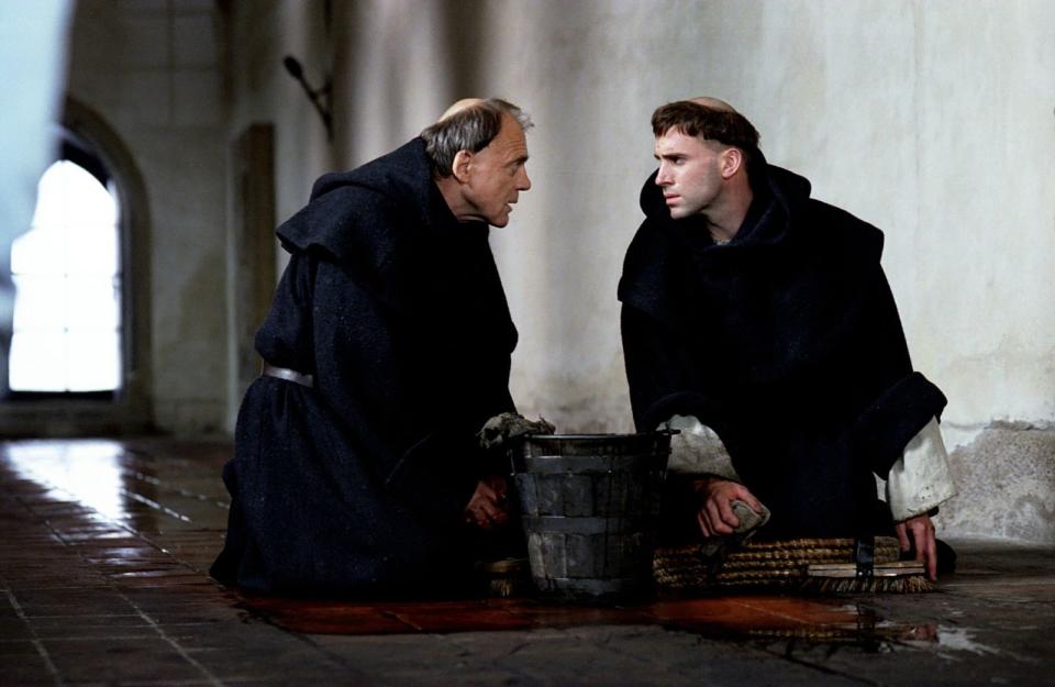 Und noch ein Film über deutsche Geschichte: In dem Biopic "Luther" spielt Bruno Ganz (links) Johann von Staupitz, den Theologen und Beichtvater des großen Reformators (Joseph Fiennes). (Film auf DVD, BD und als VoD erhältlich) (Bild: Universal Pictures)