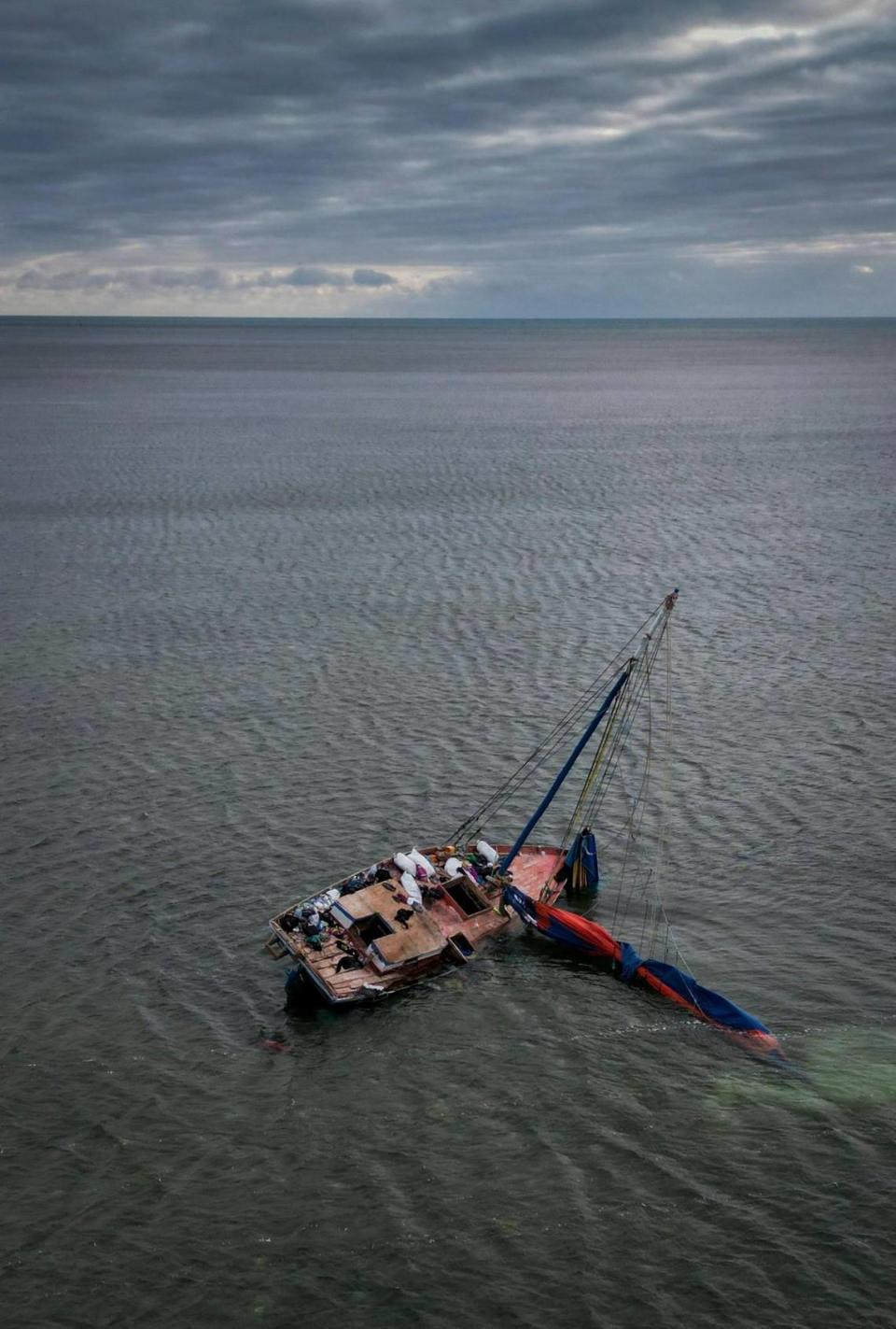 Un carguero a vela usado por migrantes haitianos para llegar a Estados Unidos se encuentra frente a la costa de Cayo Largo en los Cayos de la Florida, el sábado 14 de enero de 2023.