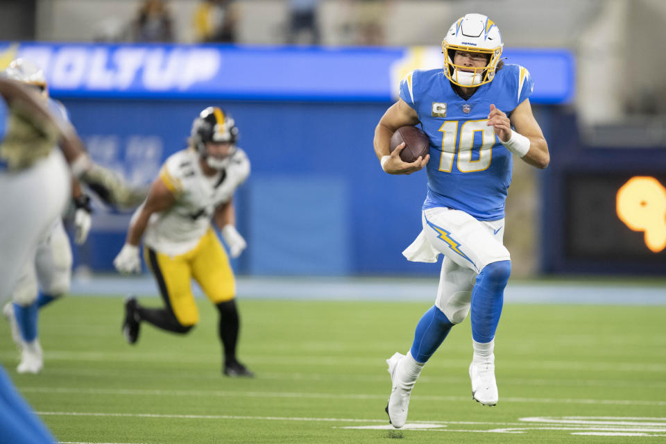 Los Angeles Chargers quarterback Justin Herbert (10) 