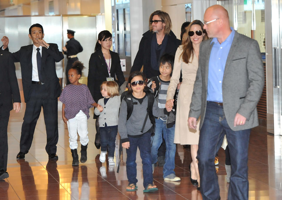 TOKYO, JAPAN - NOVEMBER 08:  Brad Pitt, Angelina Jolie and their six children Maddox, Pax, Zahara, Shiloh, Knox, and Vivienne arrive  at Haneda International Airport on November 8 in Tokyo, Japan.  (Photo by Jun Sato/WireImage)
