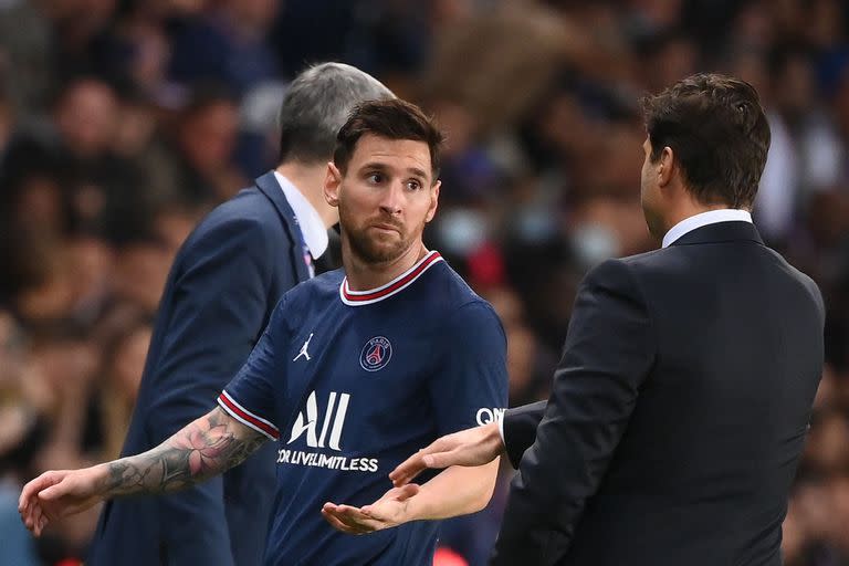 Messi mira disgustado a Pochettino, en el momento en que el DT lo sacó ante Lyon, el domingo