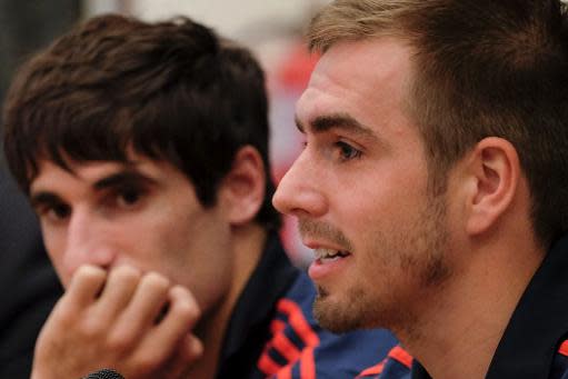 Los jugadores del Bayern de Múnich, Javi Martínez (i) y Philipp Lham, durante rueda de prensa la víspera del duelo de ida de las semifinales de la Liga de Campeones UEFA ante el Real Madrid, el 22 de abril de 2014 en el estadio Santiago Bernabeu (AFP | Pedro Armestre)