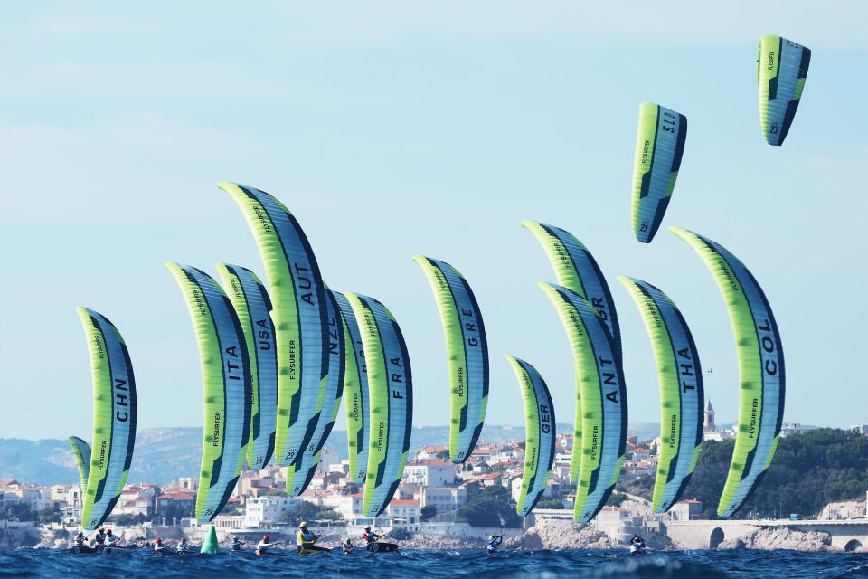 Perlombaan layang-layang putra sedang berlangsung di Marseille Marina. (Alex Livesey/Getty Images)