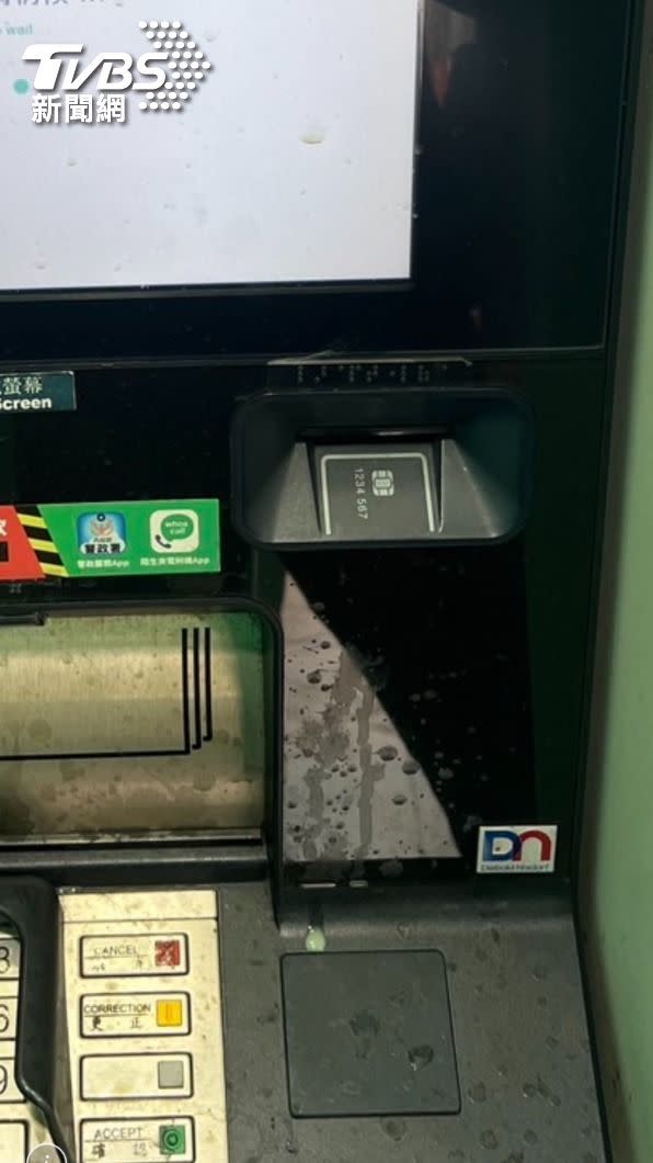 有些ATM則是被潑灑咖啡。（圖／TVBS）