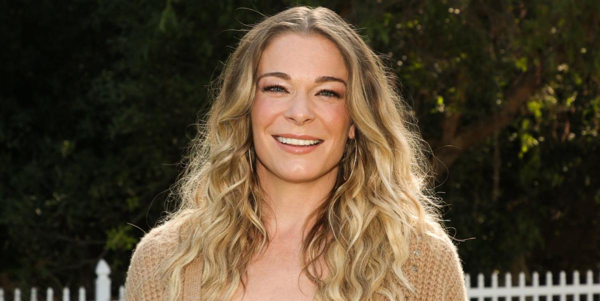 LeAnn Rimes Looks Absolutely Stunning in Her Latest Crop Top Selfie