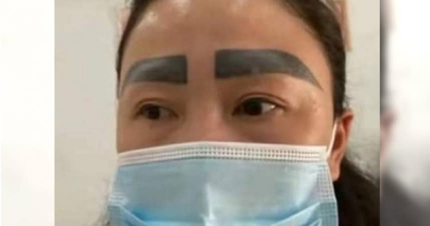 照片稱女子在紋眉時，被學徒當作「白老鼠」練習，豈料一對眉變得極粗。（圖／臉書　香港突發事故報料區及討論區）