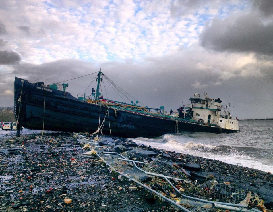 Un barco de 168 pies de eslora, el John B. Caddell, se encalló en la mañana del 30 de octubre de 2012, sobre la calle Front, en el barrio Stapleton de Staten Island, New York, producto del paso de Sandy. AP Photo/Sean Sweeney