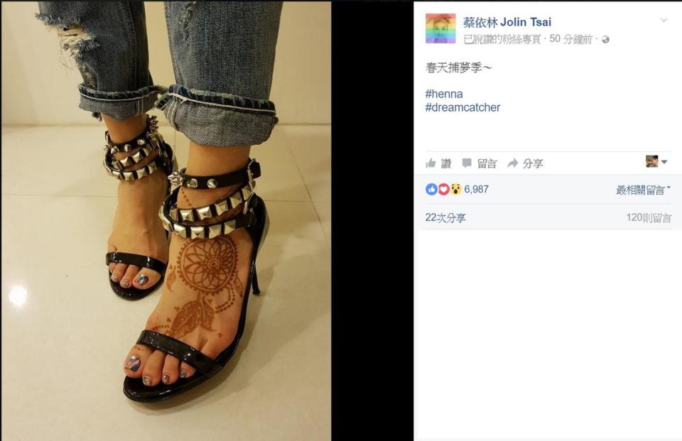 蔡依林在臉書po出畫在腳上的捕夢網，配上高跟鞋及指甲非常亮眼。