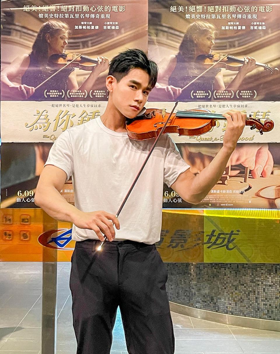 台灣小提琴家李齊特映會外頭即興演奏。（圖／海鵬提供）