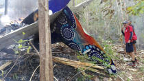 <p>This photo released by Costa Rica’s Public Safety Ministry shows people standing at the site of a plane crash near in Punta Islita, Guanacaste, Costa Rica, Sunday, Dec. 31, 2017. (Photo: Costa Rica’s Public Safety Ministry via AP) </p>