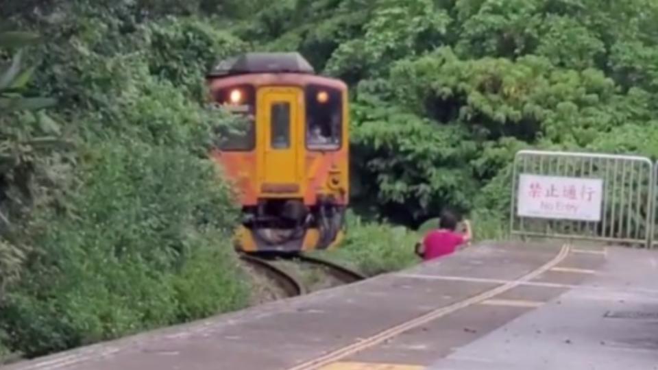 婦人擅闖鐵軌險遭撞。（圖／翻攝自臉書）