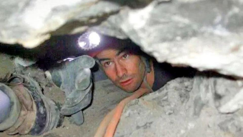 美國探險家瓊斯（John Edward Jones），「頭下腳上」被困在堅果石灰洞（Nutty Putty Cave）中。（圖／翻攝自每日星報）