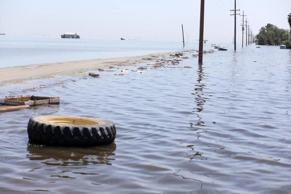 6th Avenue con dirección sur bajo las aguas de la inundación generalizada, el martes 25 de abril de 2023, al sur de la ciudad de Corcoran, donde las inundaciones están recreando el antiguo lago Tulare.