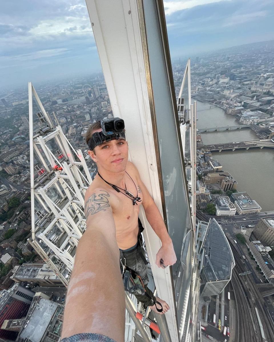 自由攀爬者洛克伍德攀爬英國碎片大廈，並拍下自拍。（翻攝自Adam Lockwood臉書）