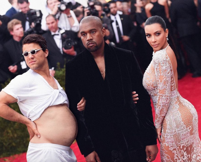 <p><span>Average Bob suele estar al día de eventos importantes, para considerarlos en sus fotomontajes. Aquí, por ejemplo, posa junto a Kim Kardashian y Kanye West cuando se realizó la Gala del Met, en Nueva York.</span> </p>