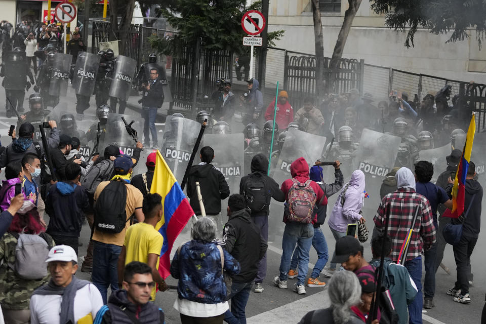 Simpatizantes del presidente colombiano, Gustavo Petro, en reclamo por la elección de una nueva fiscal general, chocan con la policía en una protesta a las afueras de la Corte Suprema, en Bogotá, Colombia, el jueves 8 de febrero de 2024. (AP Foto/Fernando Vergara)