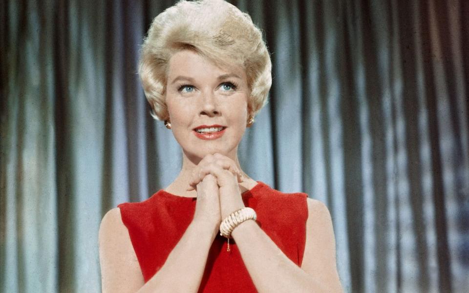 <p>Mit dem Namen Doris Mary Ann von Kappelhoff lässt sich in Hollywood nur schwer Karriere machen. Also änderte die in Ohio geborene Schauspielerin ihren Namen in Doris Day. Ihre Wurzeln versteckte sie dennoch nie: Die Eltern ihrer Mutter und ihres Vaters stammten aus Deutschland. (Bild: Universal Pictures)</p>