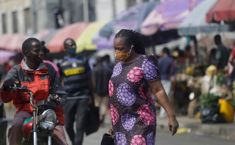 ▲非洲的奈及利亞也傳出發現新冠變種病毒的消息。圖為近日奈及利亞大城拉各斯街頭戴口罩的婦女。（圖／美聯社／達志影像）