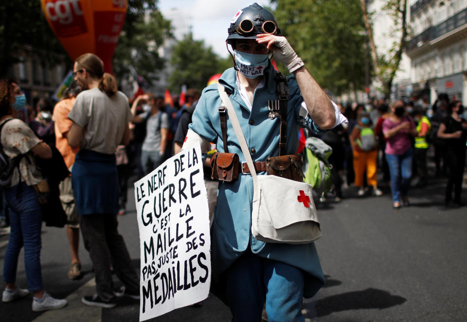 Ein Mitarbeiter des Gesundheitswesens nimmt in der Uniform eines Sanitäters aus dem Weltkrieg an den Protesten gegen die Zeremonie zum Nationalfeiertag teil (Bild: Reuters/Gonzalo Fuentes)