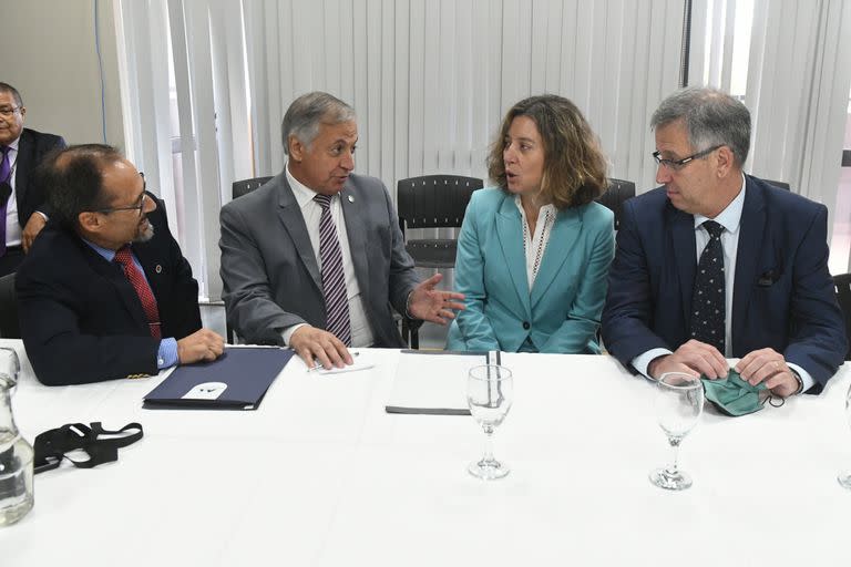 Cecilia Goyeneche con el procurador de Entre Ríos, Jorge García; el de Mendoza, Alejandro Gullé (presidente del Consejo de Procuradores, Fiscales, Defensores y Asesores Generales de la Argentina), y el de Río Negro, Jorge Crespo (presidente del Consejo Federal de Política Criminal)