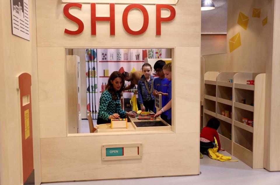 Kate Middleton dans le magasin de cette "mini-ville", se prête au jeu