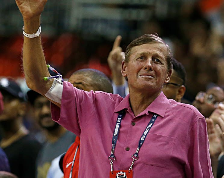 TNT announcer Craig Sager waves to crowd during the second half of an exhibition basketball game between team USA and Nigeria, Monday, Aug. 1, 2016, in Houston. (James Nielsen/Houston Chronicle via AP)