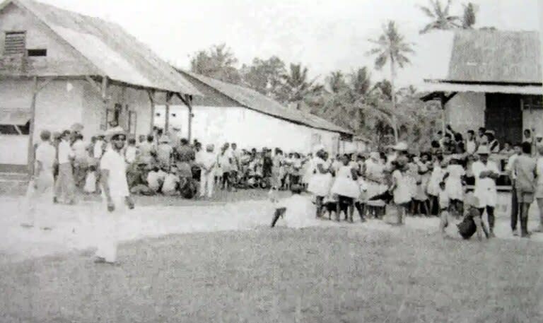 Una foto histórica de 1971 muestra el momento en que la población de Chagos recibe el anuncio británico sobre la deportación masiva de sus tierras