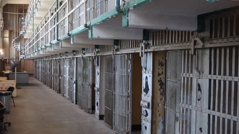 一名網友即將入獄，急求「監獄注意事項」。（示意圖／翻攝自Pixabay）