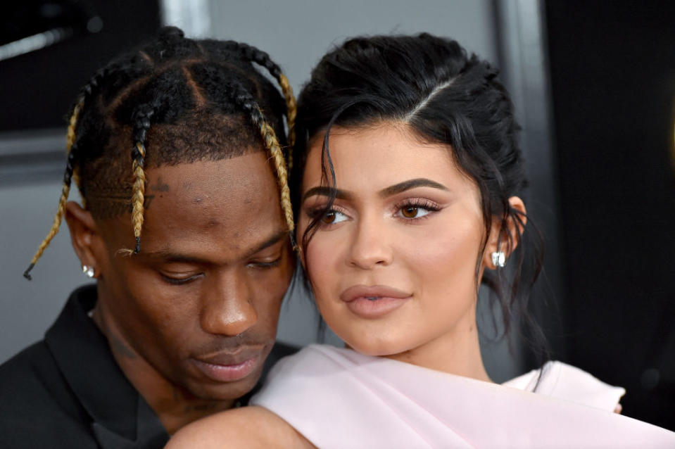 Nachdem sie sich noch kurz zuvor schwer verliebt zusammen auf dem "Playboy" gezeigt hatten, haben sich auch Kylie Jenner und Travis Scott getrennt. Sie würden den Fokus nun auf ihre Freundschaft und ihre gemeinsame Tochter legen, schrieb Jenner Anfang Oktober auf ihrem Twitter-Profil. Tochter Stormi ist ein Jahr alt. (Bild: Getty Images)