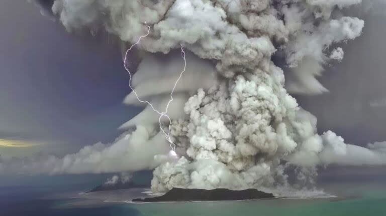 Erupción del volcán Hunga Tonga-Hunga Ha'apai en el Pacífico Sur, el 14 de enero de 2022. 