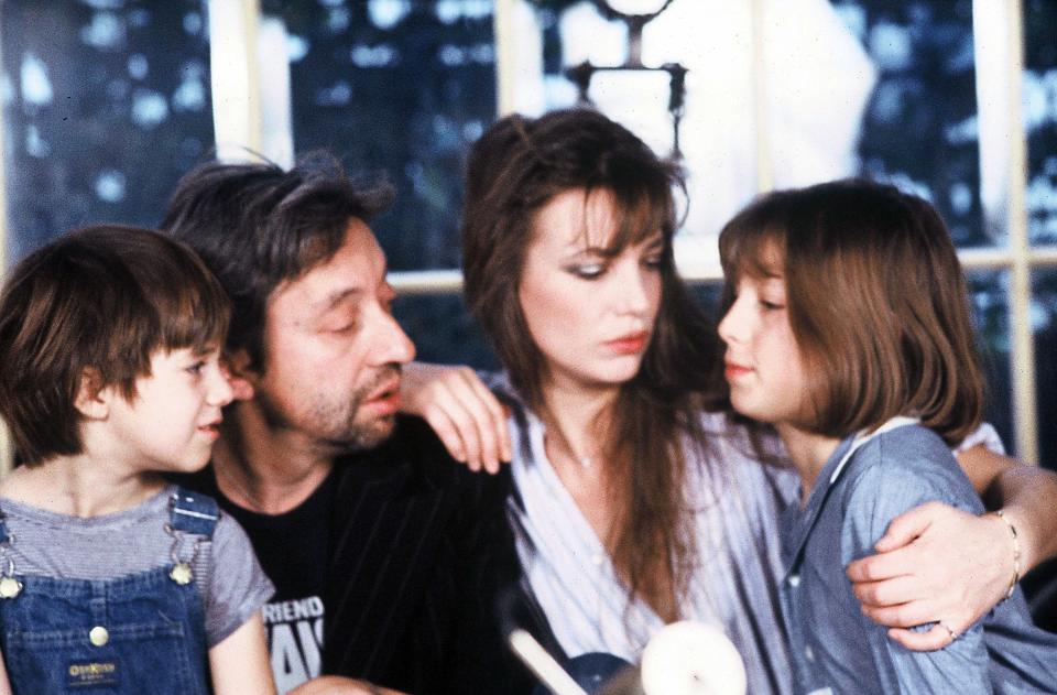 Serge Gainsbourg et Jane Birkin avec leurs filles Kate Barry (à droite) et Charlotte (à gauche)