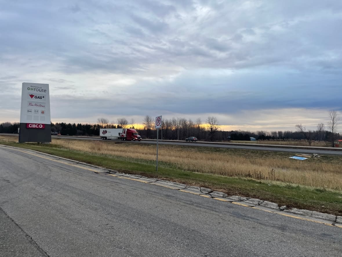 Ontario Provincial Police say a two-seater Cessna 150 crashed on the median of Highway 401 outside the Bainsville ONroute on Dec. 5, 2022.  (Claudine Richard/Radio-Canada - image credit)