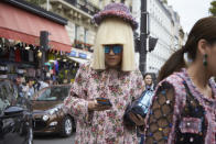 <p>Einen besonderen Hang zur Extravaganz bewies diese Mode-Liebhaberin, die mit Sia-Perücke, Vintage-Hut und –Blumenjacke zu silberner Handtasche und blau-gläserner Sonnenbrille durch die französische Hauptstadt marschierte. (Bild: REX/ Shutterstock)</p>