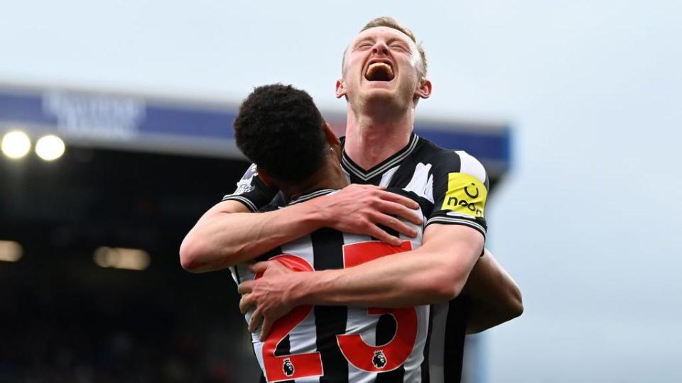 Sean Longstaff of Newcastle United celebrates scoring his team's second goal with teammate Jacob Murphy